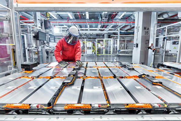 Montagem da bateria em Bruxelas: aceitação final de um controlador de módulo de célula e colocação de cabos. (Fonte: Audi AG)